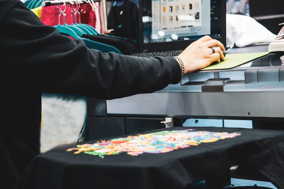 Produzione di una T-shirt con stampa DTG